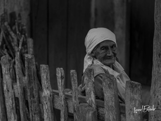 Las huellas del paso del tiempo no solo se traducen en arrugas, sino en la serenidad y sabiduría de las ancianas, que son respetadas en sus comunidades