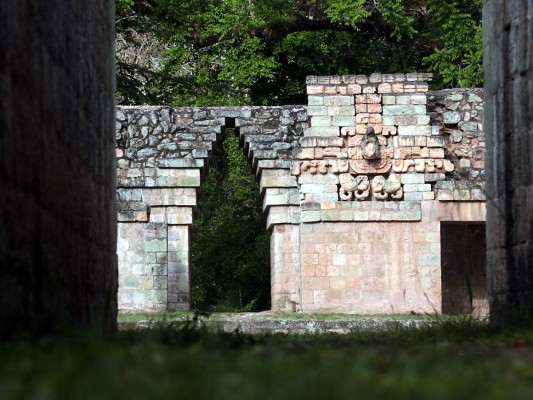 UNA CIVILIZACIÓN AVANZADA. Las características principales de la arquitectura maya es la forma de techar, conocida como bóveda maya o arco falso. Es sorprendente como sin el uso de tecnologías avanzadas, herramientas de metal, poleas e incluso ruedas, los mayas hacían uso únicamente de la fuerza humana para edificar sus majestuosas ciudadelas.