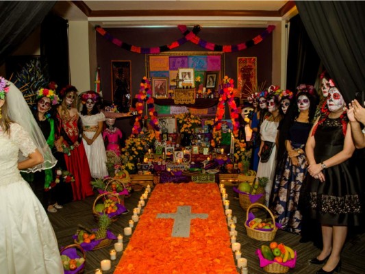 El Hotel Marriott en conjunto con la comunidad de méxicana en nuestro país, celebró el tradicional Altar de los muertos.