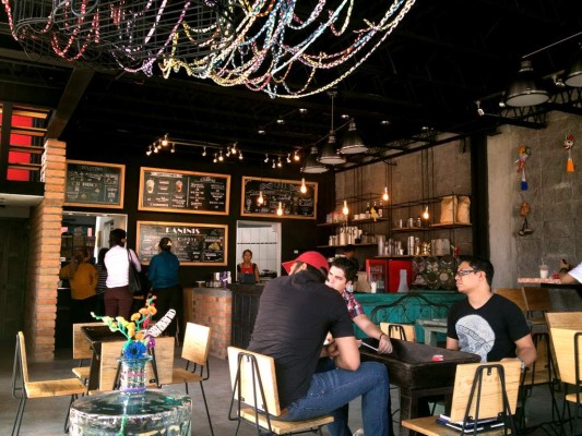 Galeano Café. Tiene un aire rockero, industrial y “reciclado” donde encuentras desde un muy buen café, crepas y paninis, enormes smoothies servidos en vasos de vidrio y su famoso “perro aguacatero” así como la ropa casual diseñada por los hermanos.