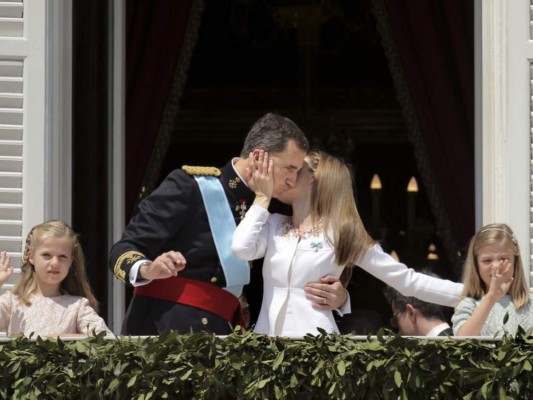 Este beso se dio durante el relevo de la corona en España. La nueva familia real salió al completo al balcón principal del Palacio Real.