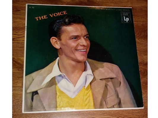 14- En 1946, Columbia Records estimó que Sinatra grababa un promedio de 24 canciones al año.