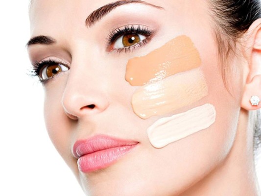 <br/>Un problema total es comprar una base que no vaya con el tono de tu piel y que en lugar de hacerla ver natural, como debe ser, hace que se vea más naranja. Para saber qué tono usar, aplica la base en el cuello. La base siempre debe tener el tono de tu cuerpo, si no, tu cara lucirá de un tono, y tu cuello de otro.