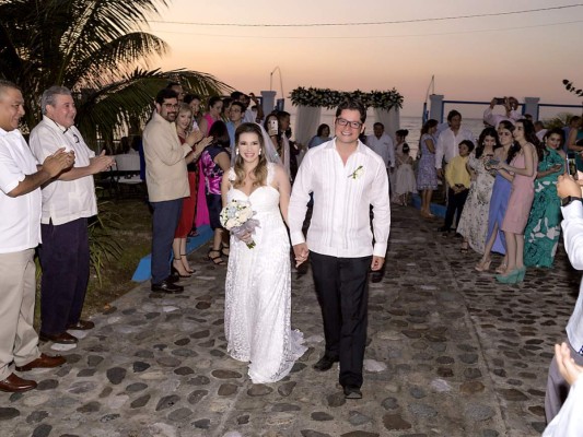 La boda se realizó al aire libre al caer la tarde en Milla 4 Omoa, ahi Melissa Figueroa y Carlo Sierra se juraron amor eterno, frente a los invitados y familiares. Foto: Daniel Madrid