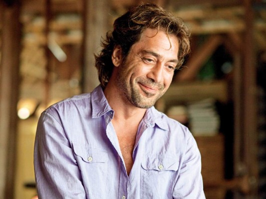 Javier Bardem. Fue educado en la fe católica; sin embargo, ahora es un ateo acérrimo. Con respecto a su falta de religión, ha sido citado diciendo: “Yo no creo en Dios, creo en Al Pacino”. Cuando fue legalizado el matrimonio homosexual en España en 2005, se suscitó controversia cuando supuestamente dijo que si fuera gay “me casaría mañana, sólo para joder a la Iglesia”