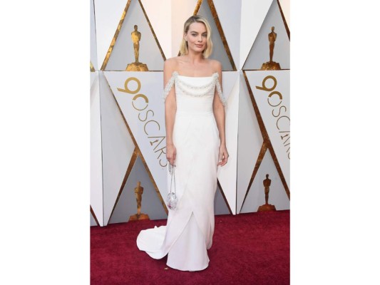 Margot Robbie quien era una de las protagonistas de la noche por su nominación como mejor actriz por la película 'Yo, Tonya'. Margot, lució un vestido de Chanel de color blanco y el maquillaje fue en líneas muy naturales en tonos rosados amarronados.<br/>