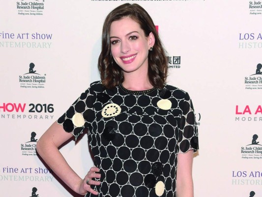 ¡Anne Hathaway debutó su look maternal!