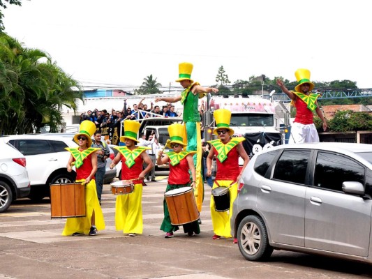 Senior entrance de la Macris School