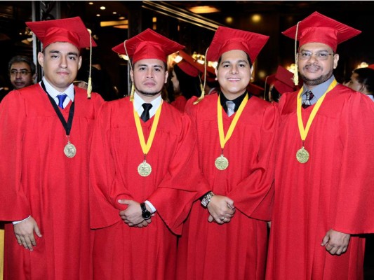 UTH Florida University gradua tercera promoción