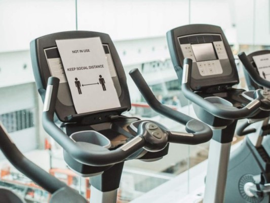 Ten en cuenta las medidas tomadas por el gimnasio en sus instalaciones: Sigue las indicaciones para limpiar el equipo en el que te ejercitas después de usarlo. Si no estás vacunado evita las que son más utilizadas. Recuerda que las toallas secas no son efectivas para desinfección, utiliza toallas con desinfectante.