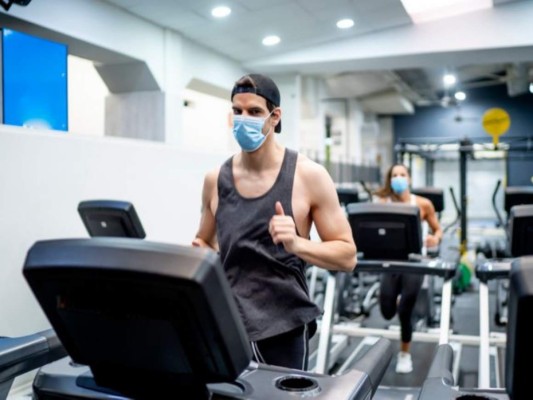 Usa mascarilla y careta. Cuando estás agitado tu respiración se acelera más, provocando una respiración con boca abierta y expulsión de saliva, y con ello riesgo de contagio. Utiliza la mascarilla de forma correcta para evitar que contagies o te contagien.
