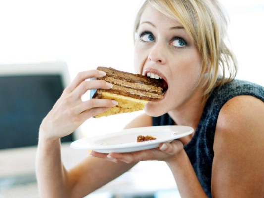 8. HAZ VARIAS COMIDAS PEQUEÑAS AL DÍA. Procura no estar demasiadas horas sin comer ya que al no hacerlo disminuyes la salivación, aumenta el Ph y consecuentemente la proliferación de bacterias que causan el mal aliento.