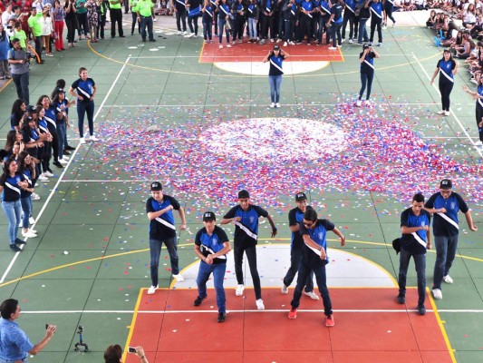 Senior entrance de la Macris School