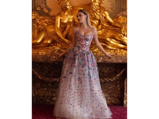Maria Bakalova<br/>Escogió un vestido de ensueño de corte princesa de Armani, como sacada de un cuento de hadas.