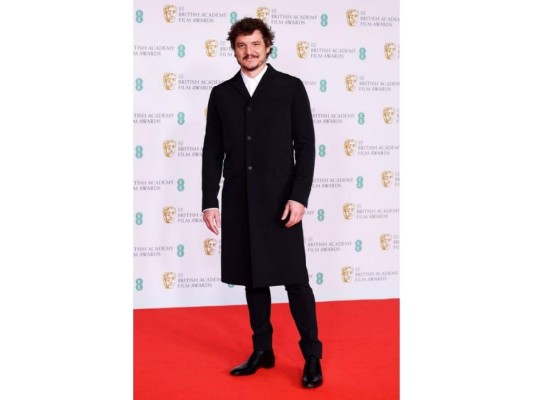 Pedro Pascal<br/>Optó por un clásico smoking negro con un abrigo para la pequeña alfombra roja.