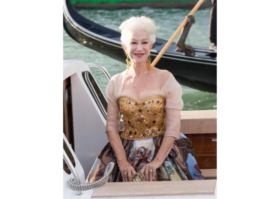 Helen Mirren<br/>La actriz inglesa eligió un vestido inspirado en épocas pasadas con un corpiño dorado, mangas de gasa y una falda estampada con una de las obras de Miguel Ángel.<br/>
