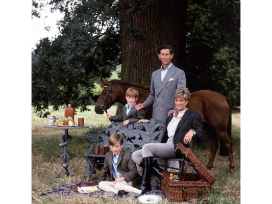 En esta imagen de Lord Snowdon, Carlos, Diana y sus hijos posan mientras disfrutan un picnic en 1992