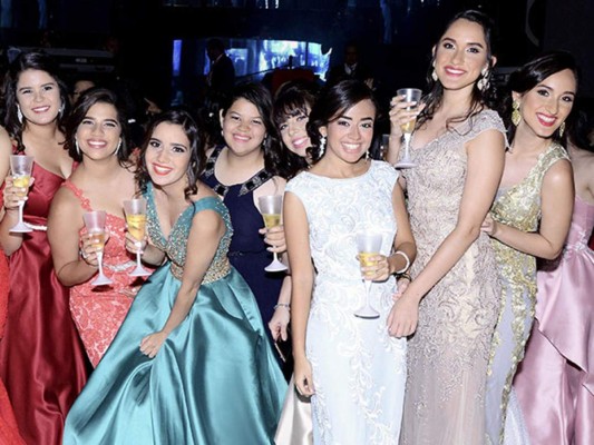 Glamour en la gala de la Escuela Internacional Sampedrana