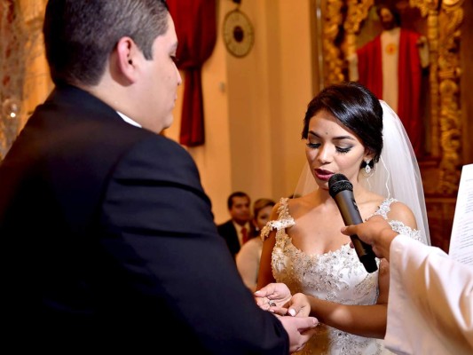 Así fue la boda eclesiástica de Scarleth Sandres y Manuel Cálix