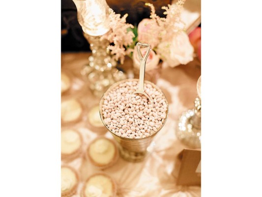 Detalles con mucho lujo y brillo dan vida a la boda glam.
