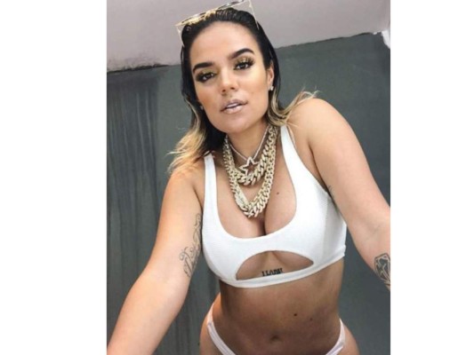 Karol G se ha lanzado a la fama con todo, sus éxitos son los más vistos y escuchados, en sus videos hemos podido ver que su figura es uno de sus mayores atractivos.