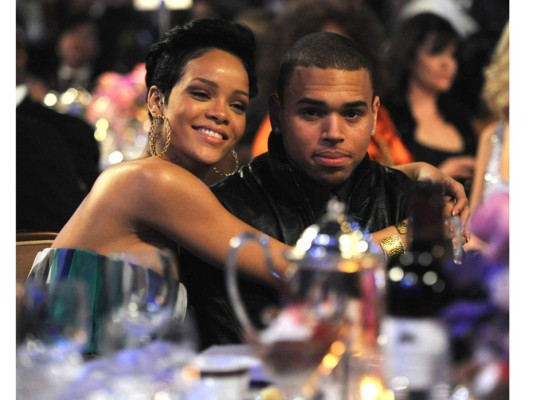 Rihanna y Chris Brown en 2009 protagonizaron el mayor escándalo, la artista fue víctima de una brutal golpiza por él rapero en junio y luego aparecieron en los Grammy de ese año como si nada