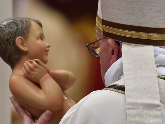 El Papa Francisco durante la Misa de Gallo en Ciudad del Vaticano
