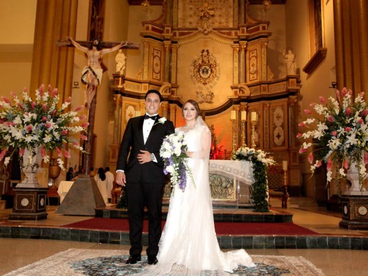 Diego Alvarado y Amalia Agurcia en su primera foto oficial como recién casados Foto: Armando Morales