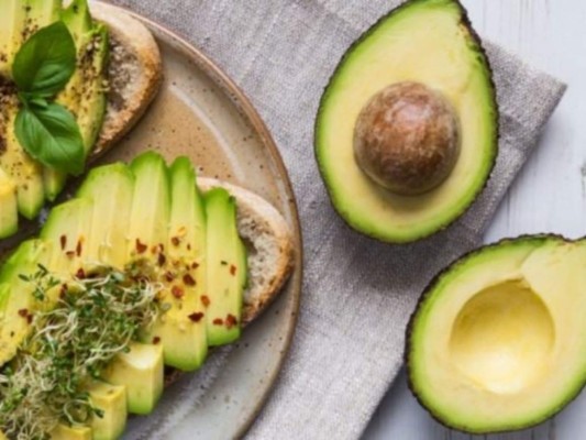 El aguacate te aportará un aproximado de mil miligramos de potasio. Una buena opción para preparar tus músculos desde la mañana es añadirlo a las ensaladas o incluso puedes optar por untarlo en una tostada como desayuno.