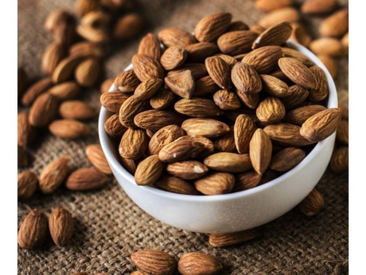 Almendras: Ya sean crudas o molidas, las almendras poseen grandes cantidades de calcio. Además, una buena idea de consumirlas es incluirlas en tus ensaladas.