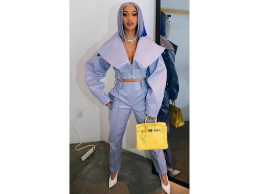 La actriz también se caracteriza por un estilo futurista, donde le encanta combinar sus outfits con su cabello. En esta ocasión fue la magia de Christian Siriano que se hizo presente con un conjunto de chaqueta y pantalón en cuero lila, complementado con el cabello del mismo color y una cartera en amarillo vibrante.<br/><br/><br/>