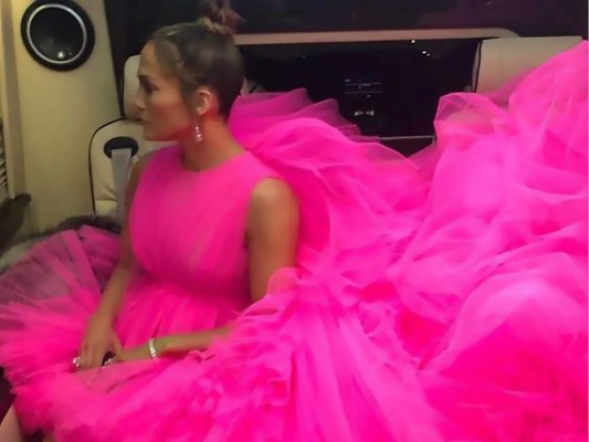 Maravilloso, Sorprendente y Atrevido, así fue el vestido Rosa de JLo, que deslumbró en la presentación de la película Second Act