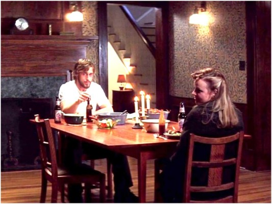 10. Ryan Gosling construyó la mesa donde comen en la escena de la cena. Ryan decidió involucrarse tanto con su papel como Noah, que pasó dos meses haciendo cosas típicas de él, como vivir en Charleston, Carolina del Sur y crear muebles.