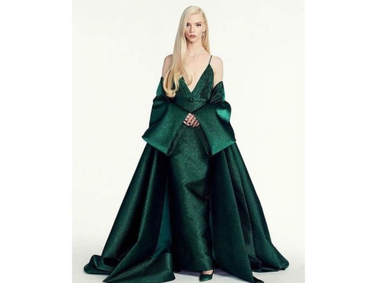 Anya Taylor- Joy: ¡El poder latino está en la casa! Si hay un vestido que nos dejó sin palabras a todos fue este. Elaborado por Christian Dior y acompañado de las joyas de Tiffany & Co.