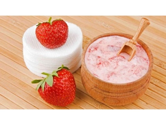 Mascarilla de fresa: Contiene grandes cantidades de antioxidantes, magnesio y vitaminas que darán excelentes resultados para obtener una buena hidratación, fortaleza, limpieza y protección del cabello.