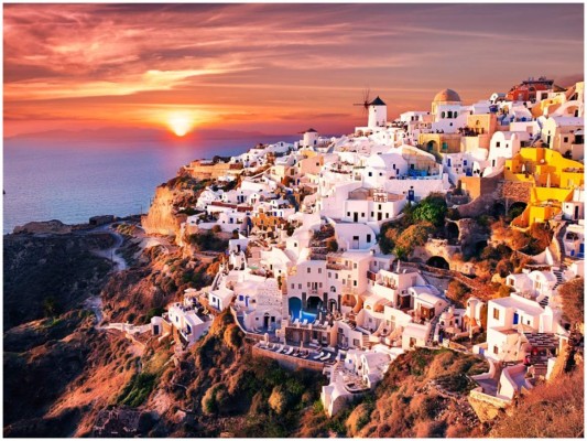 2. Thira, Grecia archipiélago de Santorini es un destino turístico del Mediterráneo sumamente importante que se ubica en la región occidental de la isla, al filo del acantilado, el cual mira hacia la caldera del volcán, que ocurrió por una gran depresión provocada hace más de 3500 años debido a una tremenda erupción. Thira se muestra hermosa sobre una cima escarpada, a 260 metros sobre el nivel del mar, donde sus típicas casas encaladas en color blanco son en su mayoría excavadas en la roca volcánica, y sus callejuelas estrechas, invitan a perderse en este paradisíaco lugar.