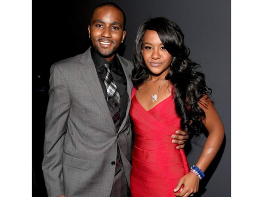 Bobbi Kristina Brown, hija de la cantante Withney Houston mantuvo una relación con su hermanastro Nick Gordon, este fue adoptado cuando tenía 10 años. El amor entre ambos hizo hablar a la abuela de los chicos, que catalogó el acto de “incesto”, a lo que Bobbi contestó “No estoy cometiendo incesto, no es mi hermano de sangre y haré lo que quiera con mi vida”. El amor termino en tragedia cuando apareció inconsciente en la bañera de la casa que ambos compartían y luego de seis meses falleció.