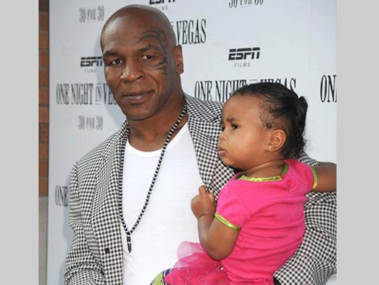 La pequeña Exodus, de 4 años, hija del Mike Tyson, se enredó cuando estaba jugando con el cable, que colgaba en forma de lazo de una maquina de gimnasia, La niña que fue descubierta por su hermano de 7 años cuando ésta ya tenia la soga enroscada al cuello y había perdido el conocimiento, horas mas tarde ella moría en brazos de su padre.