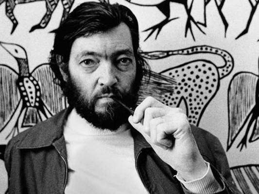 Julio Cortázar. Considerado uno de los mejores narradores de historias, el argentino se destaca dentro de los máximos exponentes del llamado Boom Latinoamericano en el que también fueron parte Mario Vargas Llosa y Gabriel García Márquez. Su libro Rayuela posee 155 capítulos que pueden leerse en orden aleatorio permitiendo al lector recrear historias diferentes.