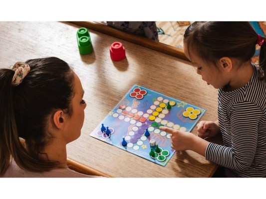 Inventa actividades alternativas.<br/>Juegos de mesa, juegos de cartas, artesanías ya que los huracanes pueden haber afectado la electricidad y causar aburrimiento.<br/>