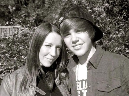 Justin Bieber hizo un throwback para sus tiempos de Baby con una imagen junto a su madre. ''Lo más increíble que pudo haber hecho fue compartir conmigo el amor a Jesús'', escribió el cantante.