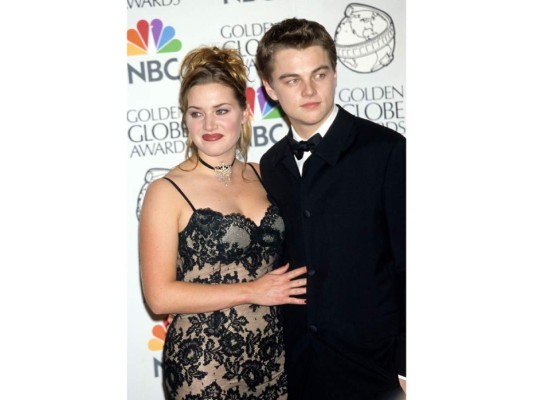 Desde que los vimos en Titanic, hace ya 19 años, descubrimos la química entre ellos. Aquí en la entrega de los Golden Globe Awards en 1998. Ella tenía 23 años y él 22.
