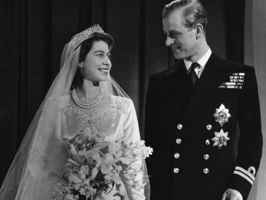 El 20 de noviembre de 1947, la pareja contrajó matrimonio en la Abadía de Westminster, frente a dos mil invitados. La boda no fue particularmente ostentosa debido a la mala economía que dejó la guerra. Aun así, recibieron más de 2,500 obsequios de fans alrededor del mundo, además de diez mil telegramas.