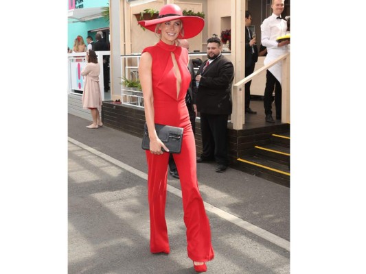 Long jumpsuit, esta es la segunda opción de un innovador conjunto que se ha vuelto tendencia entre las celebridades, sin importar el color, sera tu fiel compañero para las noches de cóctel o esa reunión importante. Cuello redondo o con un prominente escote tú decides