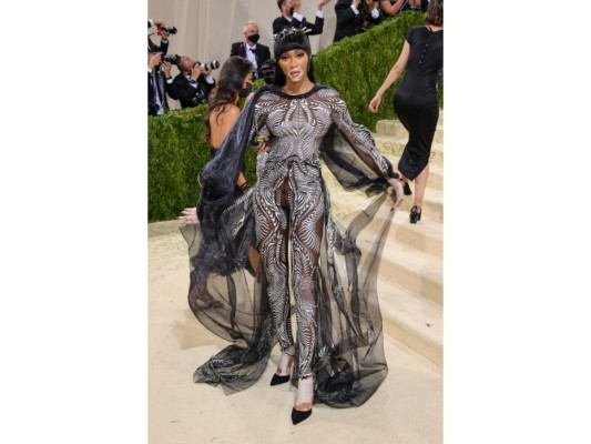 Winnie Harlow vistiendo Iris Van Herpen