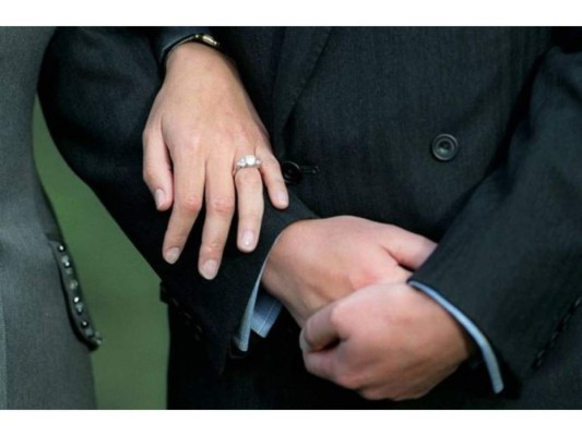 Sofia de Wessex<br/> El anillo que el príncipe Eduardo le dio a la duquesa cuenta con tres diamantes y los diamantes de los lados tienen forma de pera.<br/>