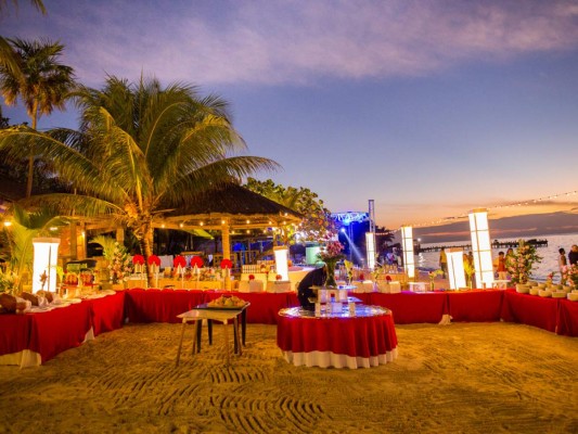 La espectacular noche en el Paradise Beach hotel