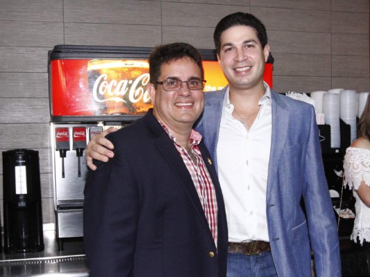 Brindis por la inauguración Carl's Jr.&nbsp;&nbsp;