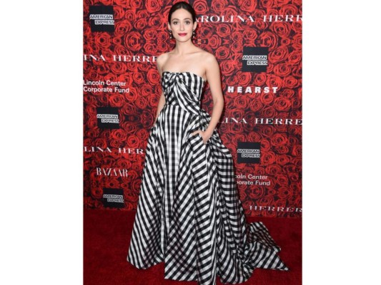 La actriz Emmy Rossum en un homenaje a Carolina Herrera en Lincoln Center en diciembre pasado con un maxi dress de la diseñadora venezolana de la colección SS 17