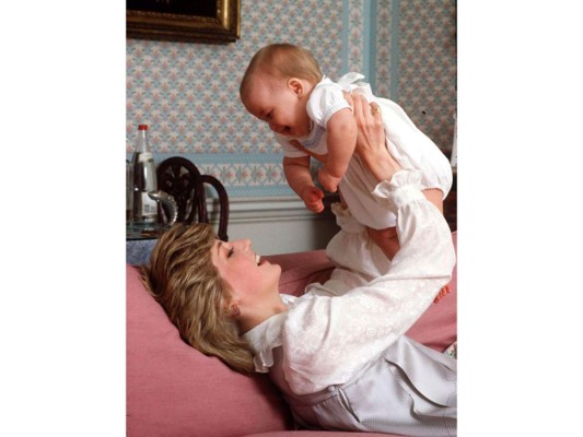Diana juega con el pequeño William en Kensington Palace en 1983